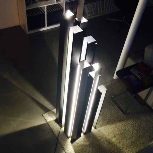 Sculpturezero_Installazione luminosa in lamiera nera per Serena Maisto