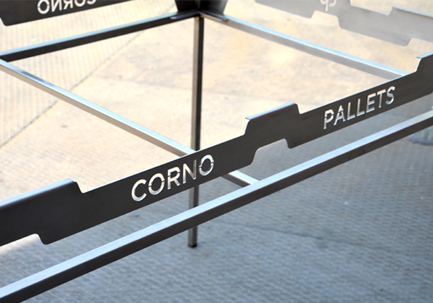 Tavolo in acciaio inox e pallet stampato per esposizione _Design Andrea Scarpellini