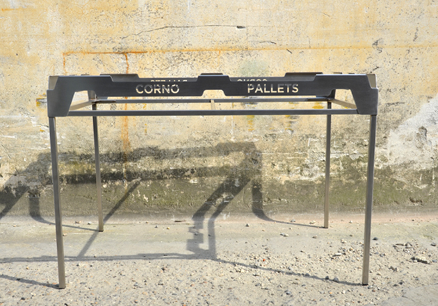 Tavolo in acciaio inox e pallet stampato per esposizione _Design Andrea Scarpellini