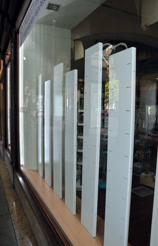 Sistema espositori vetrine per farmacia_Design Andrea Scarpellini